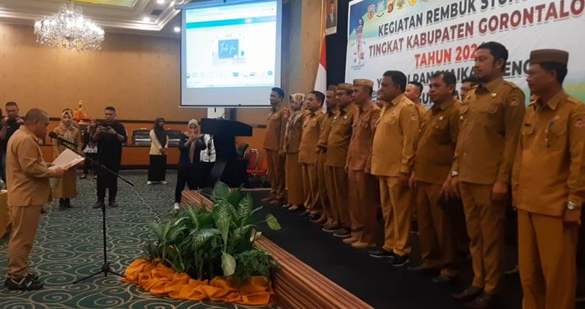 KUKUHKAN. Wakil Bupati Hendra S Hemeto saat mengukuhkan para camat s Kabupaten Gorontalo