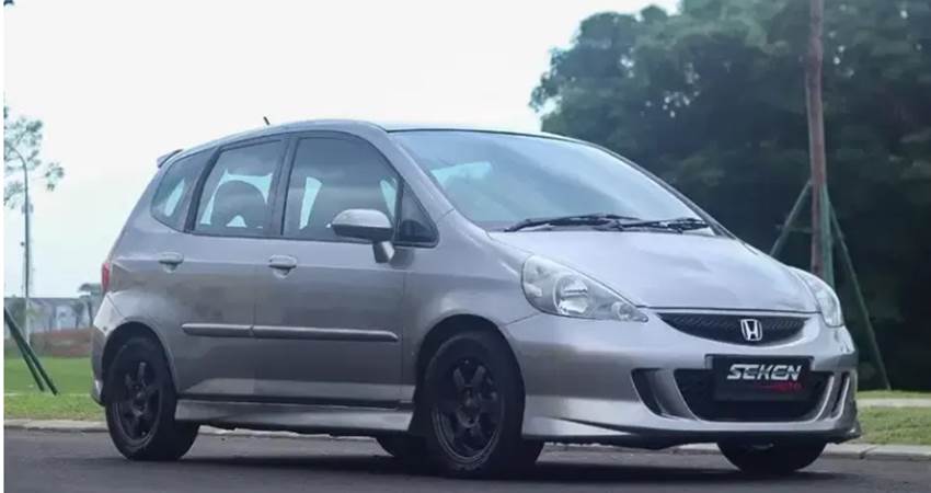 Honda Jazz GD3 kembali naik daun lagi. Harga sekennya masih tinggi. (OLX)