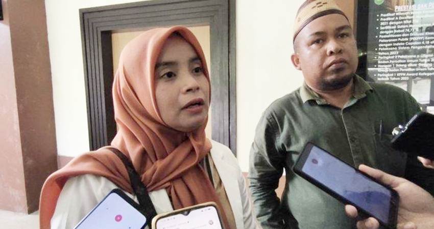 Pengacara Hamim Pou saat memberikan pernyataan kepada wartawan.