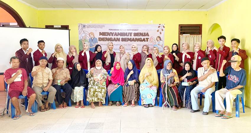 Mahasiswa jurusan keperawatan UNG, bersama Lansia penghuni Panti Werda Griya Lansia, Jannati, usai pelaksanaan pelatihan pencegahan jiwa risiko akibat kesepian, Kamis (23/5). (foto : istimewa)