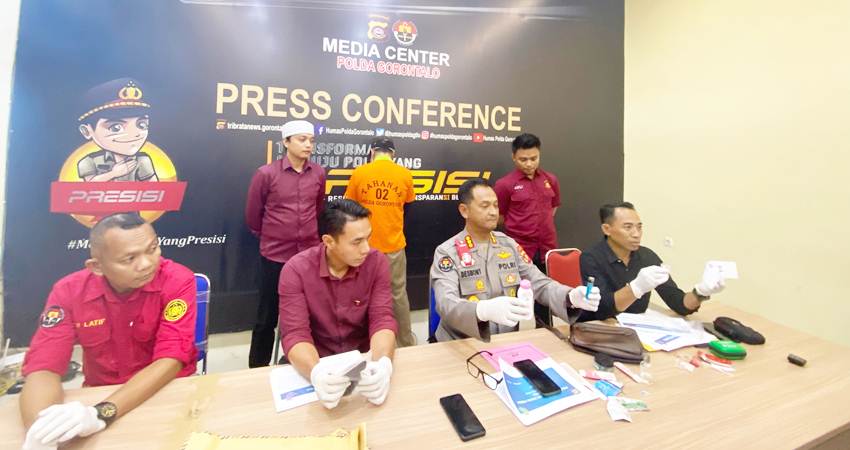Camat Duhiadaa tampak mengenakan rompi tahanan berwarna orange usai ditetapkan sebagai tersangka narkoba, Kamis (02/05/24). (Foto: Humas/Polda Gorontalo).