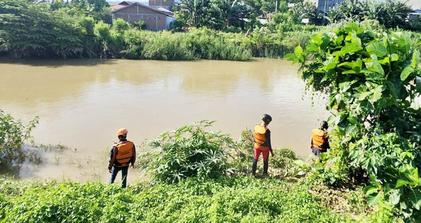 Tim SAR Gorontalo saat melakukan pencarian terhadap korban di sungai kawasan Molosipat W Kecamatan Kota Barat, Kota Gorontalo, Rabu (29/5/2024). (Foto: Humas SAR/For Gorontalo Post)
