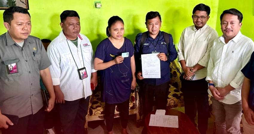 CEK VERFAK - Anggota KPU RI Idham Holik (dua dari kanan) saat melihat langsung pelaksanaan verifikasi faktual syarat dukungan calon perseorangan Pilada Kota Gorontalo, Sabtu (22/6). (foto : dok / kpu)