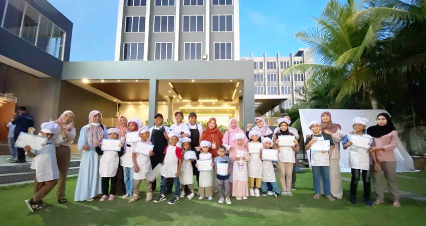 Foto Bersama Peserta Junior Chef Cooking Class beserta Orang Tua (F. Istimewa)