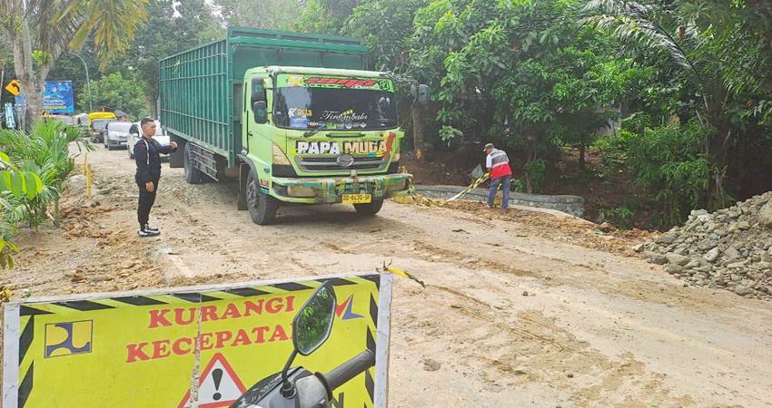 Akses pontolo saat ini telah dibuka, namun para pengendara harus ekstra hati-hati melintasi Kawasan itu karena licin Ketika hujan.