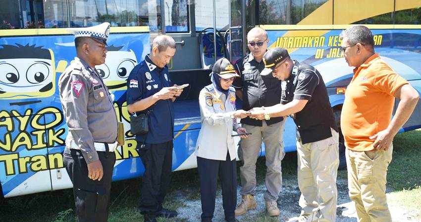 Petugas BPTD Kelas II Gorontalo didampingi petugas Lalu Lintas, Jasa Raharja saat memeriksa kelayakan mobil angkutan pariwisata di Kawasan wisata Hiu Paus Botubarani baru-baru ini. (Foto: Humas BPTD/For Gorontalo Post).