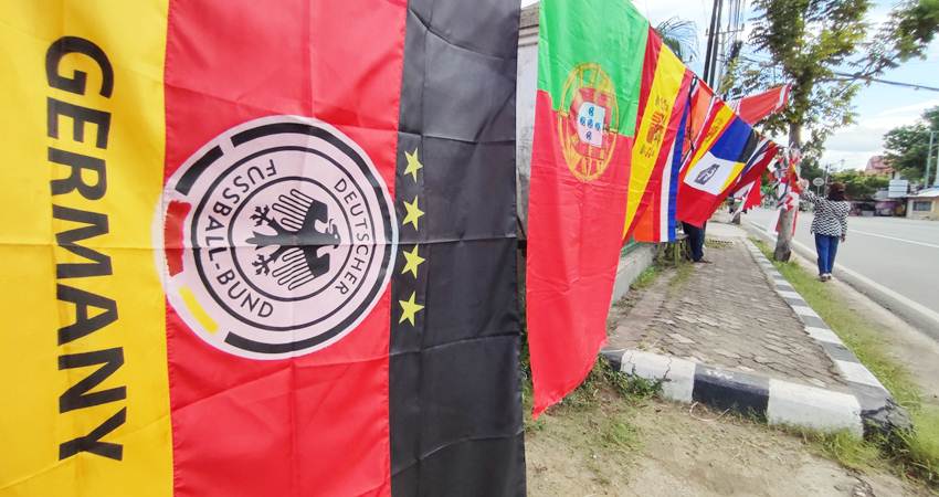 Bendera dari benua eropa saat ini mulai banyak dijual di pinggir jalan jelang piala Euro 2024. (Foto: Natha/Gorontalo Post)