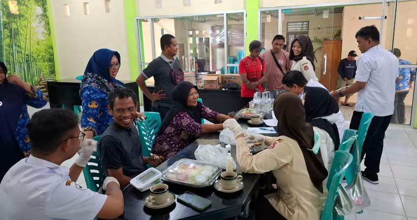 CEK. Suasana tim kesehatan saat mengecek kesehatan para pekerja kebersihan