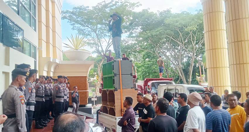 Solar Sulit Sopir Truk Demo Gubernur