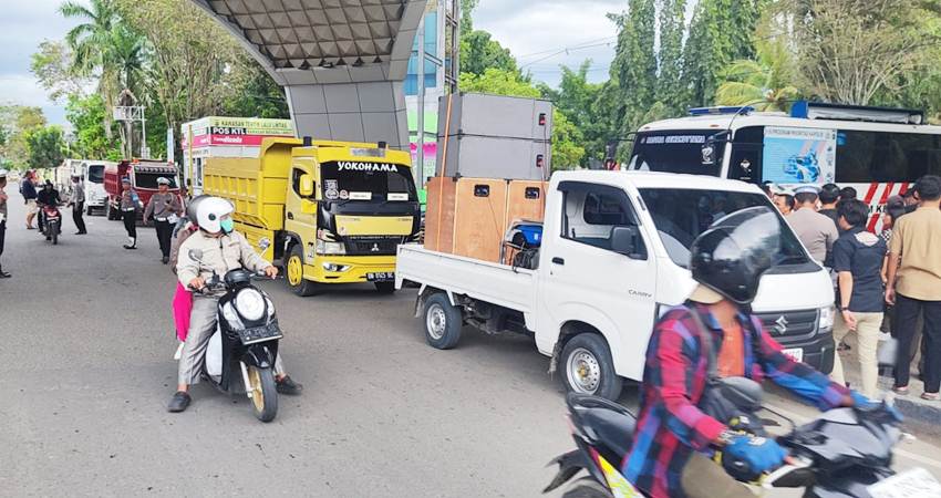 DEMO. Puluhan truck melakukan aksi demo dibawah menara akibat kelangkaan solar yang dialami beberapa hari terakhir ini