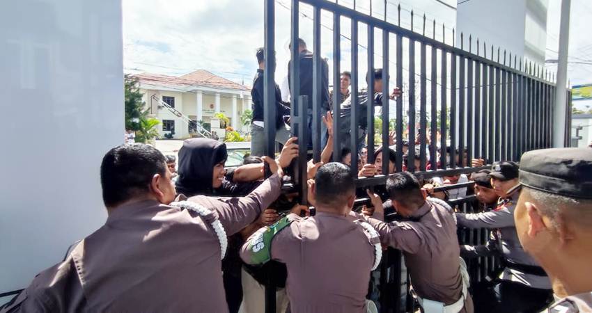 Unjuk rasa di kantor Kejati Gorontalo mempertanyakan laporan dugaan permainan Harga tanah di Bulango Ulu segera ditindaklanjuti. (Foto: Natha/Gorontalo Post).