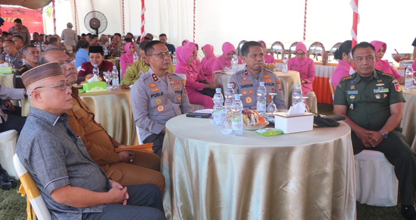 Wakil Ketua Deprov Gorontalo Sofyan Puhi menghadiri kegiatan bakti sosial terkait hari Bhyangkara ke-78 di Desa Pentadio Barat, Kecamatan Telaga Biru, Kabupaten Gorontalo, Selasa (25/06).