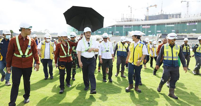 Luhut Binsar Panjaitan saat meninjau lokasi pembangunan di KIPP IKN Selasa lalu, ia optimistis pembanguan bisa 80 persen pada Agustus mendatang-Kemenko Marves/OIKN-