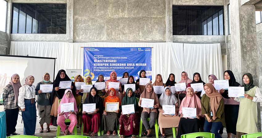 Seluruh Nasabah PNM yang tergabung dalam kelompok usaha Kerupuk Singkong Gula Merah, Jum'at (14/6/2024) (F. Istimewa)