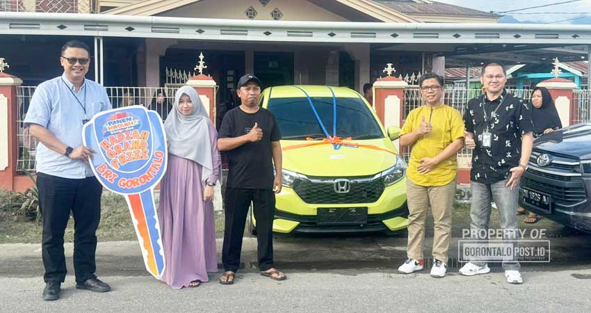TABUNGAN SIMPEDES : Milanty Lukum, nasabah BRI Unit Kabila, menerima mobil Honda Brio yang merupakan grandprize Undian Simpedes BRI, diserahkan Pimpinan Cabang BRI Gorontalo, Ryan Kosasih Raharja, di Desa Bongohulawa, Tilangokabila, Bone Bolango, Jumat (21/6). (Foto : jitro / gorontalo post)