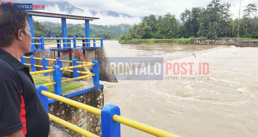 Ketinggian air di Bendungan Alale, Desa Lombongo, Kecamatan Suwawa Tengah, Kabupaten Bonbol terus meningkat. Kondisi ini mengkhawatirkan jika hujan terus menerus akan berdampak banjir di wilayah Daerah Aliran Sungai (DAS) di sebagian Kota Gorontalo. (Foto: Natha/Gorontalo Post).
