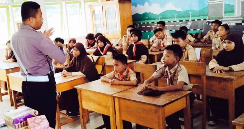 Petugas Satlantas Polres Bone Bolango saat memberikan edukasi kepada para siswa terkait aturan lalu lintas