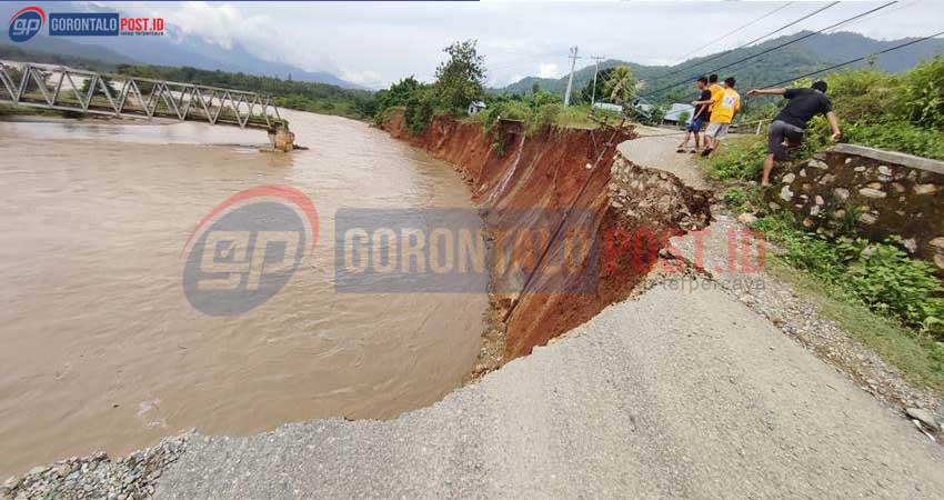 Akibat terjangan hujan terus menerus di wilayah puncak gunung di Kecamatan Pinogu Kabupaten Bone Bolango, Kamis (20/6). Mengakibatkan banjir bandang dan terjadi longsornya tanah hingga memutuskan akses jalan di antara Desa Bulontala Timur dan Batu Pingge putus total. FOTO: NATHA/GORONTALO POST.