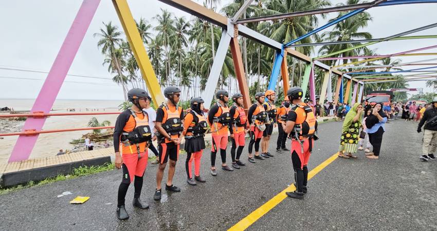 Kondisi jembatan yang masih utuh secara keseluruhan dan yang putus hanya jalan pendekat jembatan Monano Kecamatan Bone Kabupaten Bone Bolango. Tampak personel Basarnas Gorontalo saat apel di atas jembatan untuk melakukan pencarian korban hilang jatuh tercebur di jalan putus, Sabtu (22/6/2024). (Foto: Humas SAR/for Gorontalo Post).