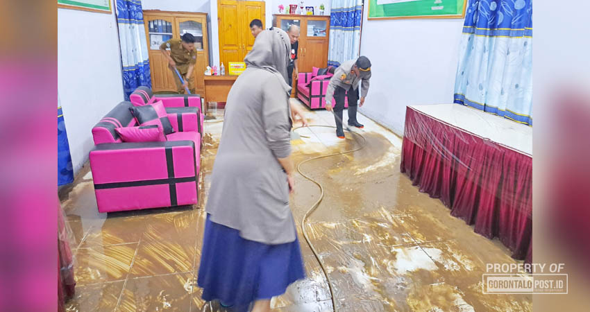 Masyarakat, guru, tokoh agama, hingga aparat Kepolisian dan personel TNI, melakukan pembersihan lumpur di rumah warga dan juga sejumlah fasilitas umum lainnya yang terendam lumpur, pasca banjir yang melanda Kecamatan Taluditi. (F. Zulkifli/ Gorontalo Post)