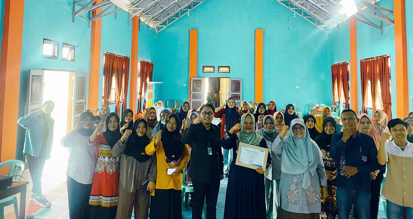 Klasterisasi Usaha: Perwakilan PNM bersama Sekretaris Kumperindag Provinsi Gorontalo, Pemerintah Desa serta puluhan pelaku usaha yang juga nasabah Mekaar di kegiatan klasterisasi usaha Gula-gula Soba, Kamis (13/6/2024) (F. Istimewa)