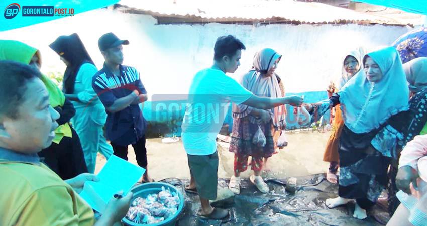 Pembagian daging kurban seadannya di salah satu rumah warga di Dusun Bendungan Desa Paris Kecamatan Mootilango, Kabupaten Gorontalo, Senin (17/6). (Foto: Roy/Gorontalo Post).