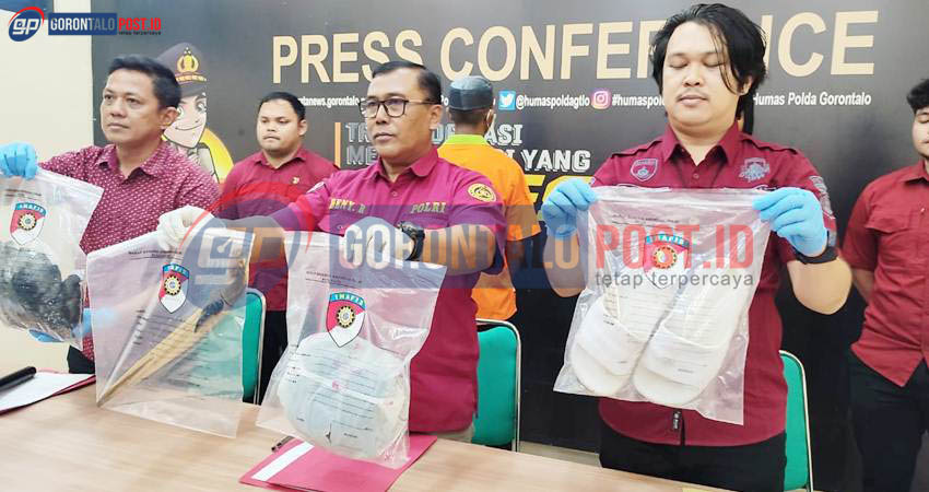 Tersangka kasus dugaan penikaman, beserta barang bukti yang diamankan anggota Polisi di Desa Buhu, Kecamatan Telaga Jaya, Kabupaten Gorontalo. (F. Natha/ Gorontalo Post)