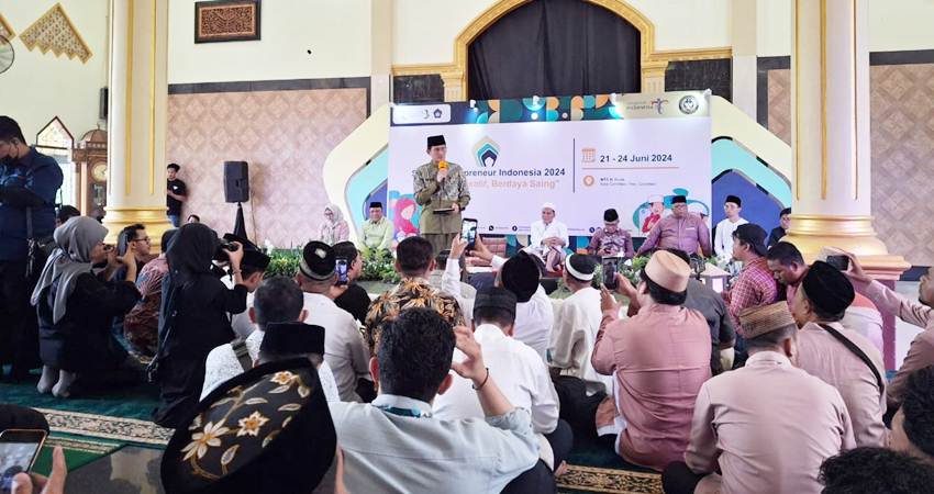 Menteri Pariwisata dan Ekonomi Kreatif (Menparekraf) RI, Sandiaga Salahuddin Uno saat menghadiri visitasi Santri Digitalpreneur Indonesia 2024 di MTS Al-Huda, Kota Gorontalo, Ahad (23/6/2024). (Foto: Rendi/GORONTALO POST)