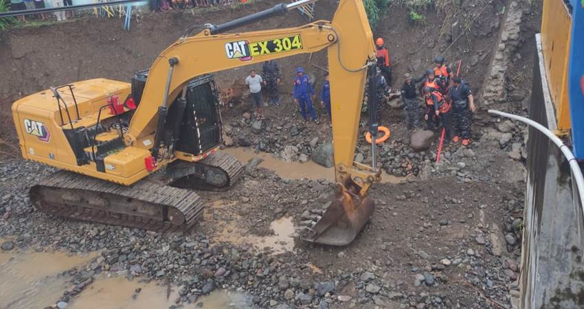 Proses penimbunan jalan amblas di dekat jembatan Desa Monano Kecamatan Bone Kabupaten Bone Bolango, Ahad (23/6).