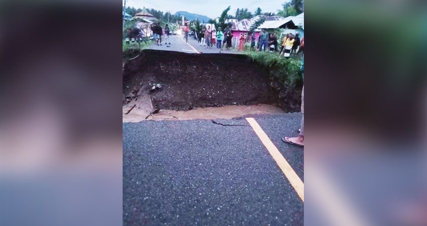 Lokasi kejadian pengendara sepeda motor yang tercebur di jalan putus di sekitar jembatan Monano Desa Monano, Kecamatan Bone Kabupaten Bone Bolango