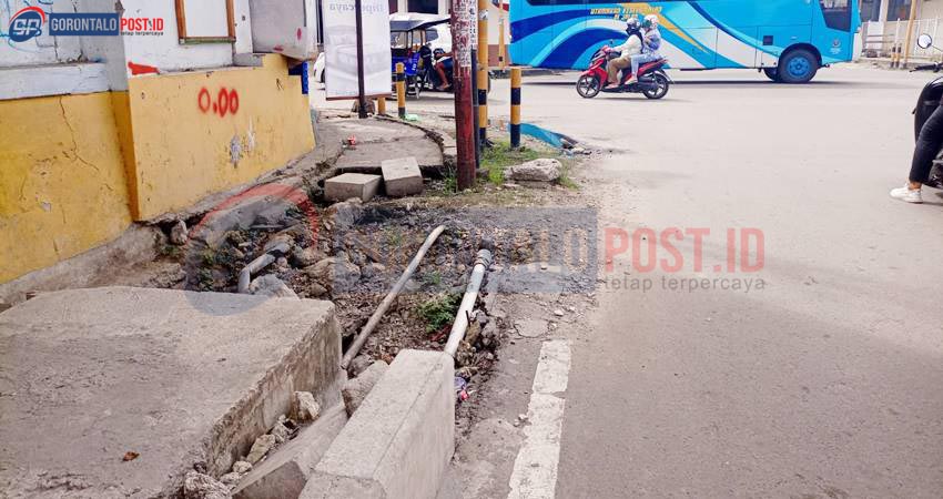 Salah satu titik proyek revitalisasi kawasan pusat perdagangan, kawasan kota tua Kota Gorontalo, yang saat ini belum tuntas pekerjaannya. (Foto: Jalal/Gorontalo Post).
