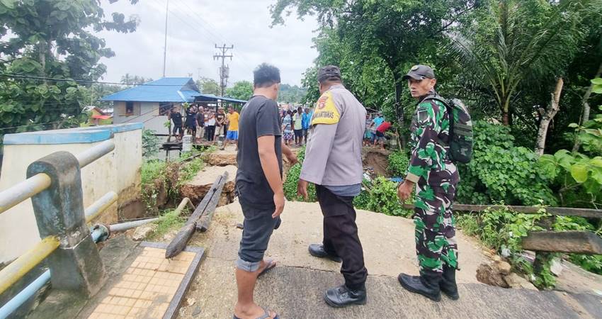 Banjir yang menerjang Kabupaten Gorontalo merendam pemukiman warga juga membuat tiga jembatan rusak. Salah satunya adalah jembatan yang berada di kompleks pasar Pulubala.