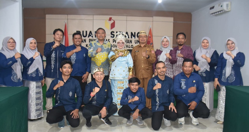 FOSE. Sekda Roni Sampir saat foto bersama dengan jajaran Bawaslu Kabupaten Gorontalo, seusai pengresmian gedung