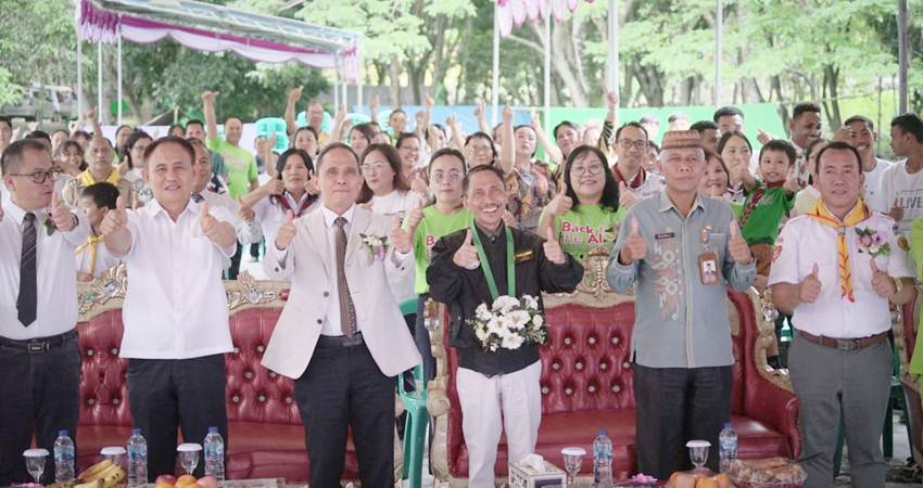 FOSE. Bupati Gorontalo Nelson Pomalingo saat foto bersama dengan peserta perkemahan.