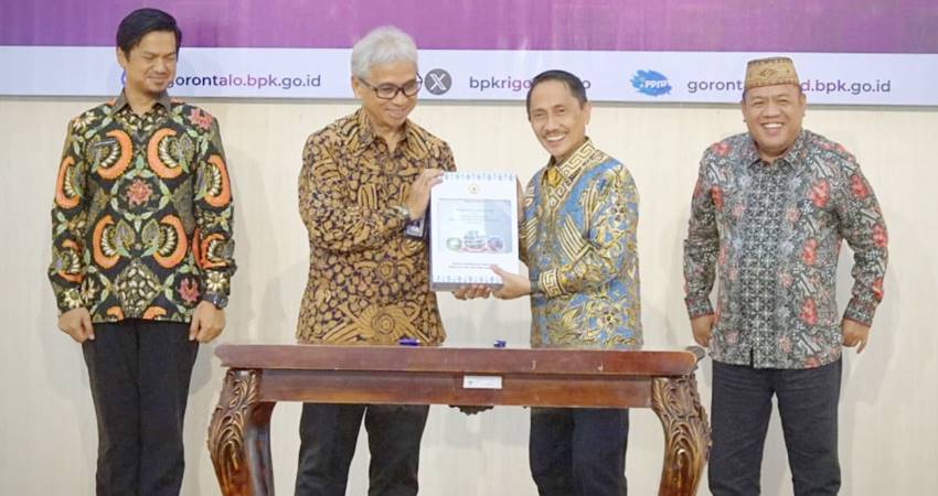 TERIMA. Bupati Gorontalo Nelson Pomalingo saat menerima penyerahan LKPD oleh Kepala BPK Perwakilan Provinsi Gorontalo kemarin.