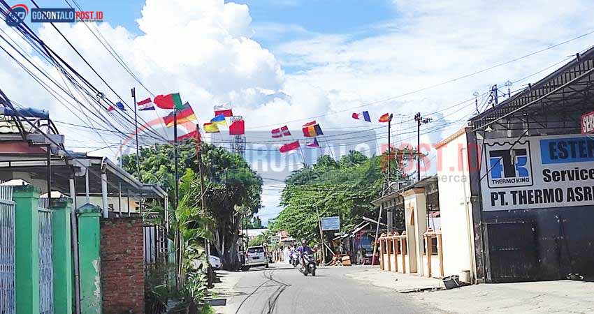 Momentum Piala Eropa atau menjadi menarik di kalangan pencinta bola. Beragam bendera Euro 2024 ramai dipasang di pepohonan. (Foto: Roy/Gorontalo Post)