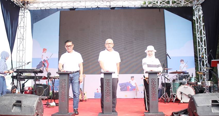 Penjabat Gubernur Gorontalo Rudy Salahuddin (tengah), Anggota DPR Komisi VIII Republik Indonesia Idah Syahidah Rusli Habibie (kanan), serta Direktur Manajemen Human Capital and Administrasi PLN Nusantara Power Karyawan Aji (kiri) saat membuka Coastal Clean Up Gorontalo pada Rabu (5/6/2024). (Foto : Dok. PLN)