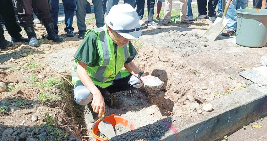 PELETAKAN BATU PERTAMA. Bupati Gorontalo Nelson Pomalingo saat meletakkan batu pertama pembangunan pusat layanan usaha terpadu. (F:Deice/Gorontalo Post)