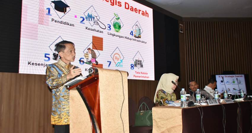 MATERI. Bupati Gorontalo Nelson Pomalingo saat memberikan materi dan mendorong agar 139 Bumdes kembali aktif