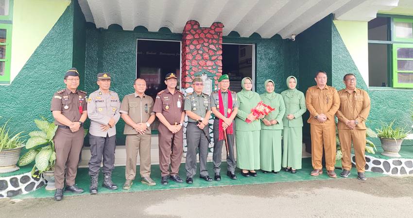 KUNJUNGAN KERJA : Danrem 131/NWB Brigjen TNI Hari Pahlawantoro, bersama ketua Persit, dan jajaran Kodim 1304 Gorontalo, dalam kunjungan kerja ke Markas Kodim 1304 Gorontalo, Senin (10/6). (foto : Ahmad badu / mg / gorontalo post)