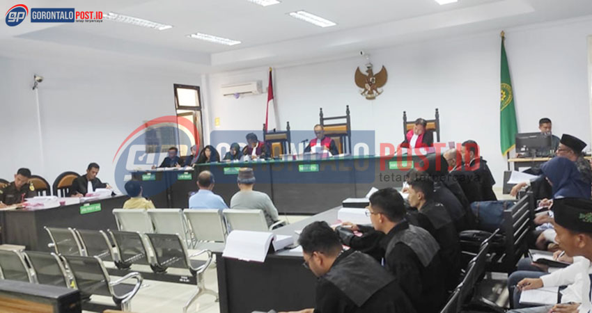 Sidang dugaan SPAM Kecamatan Dungingi Kota Gorontalo tahun anggaran 2022 atas terdakwa mantan Kadis PUPR Kota Gorontalo dan enam terdakwa lain di PN Tipikor Selasa 11/6/2024) . (Foto: Roy/Gorontalo Post).