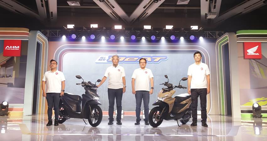 (Kiri-Kanan) Marketing Director AHM – Octavianus Dwi, President Director AHM – Susumu Mitsuishi, Executive Vice President Director AHM – Thomas Wijaya dan Marketing Director AHM- Naoki Kajino memperkenalkan All New Honda BeAT di AHM Safety Riding Park, (3/6). (foto : dok /AHM)