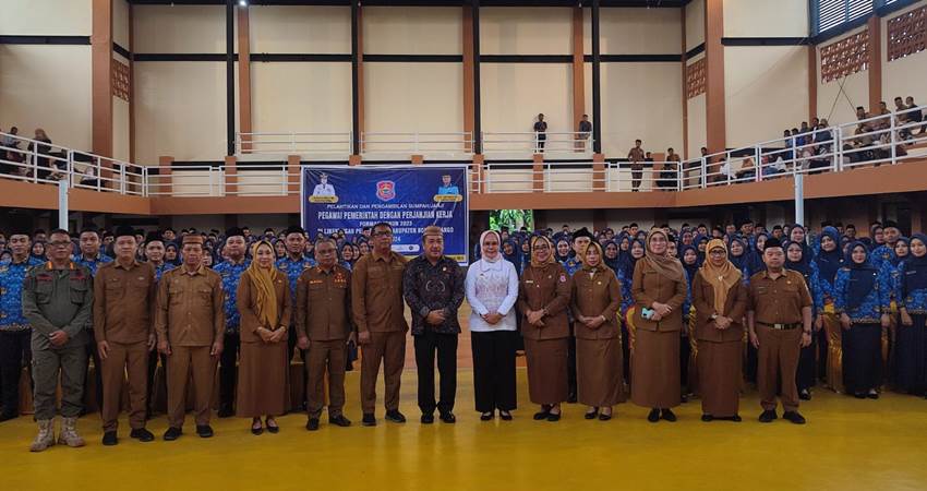 ketua Dekab Bonbol Halid Tangahu dengan Bupati Merlan Uloli beserta jajaran berpose bersama pegawai P3K yang dilantik saat hadir dikegiatan pelantikan dan pengambilan sumpah P3K belum lama ini. (Foto istimewa)