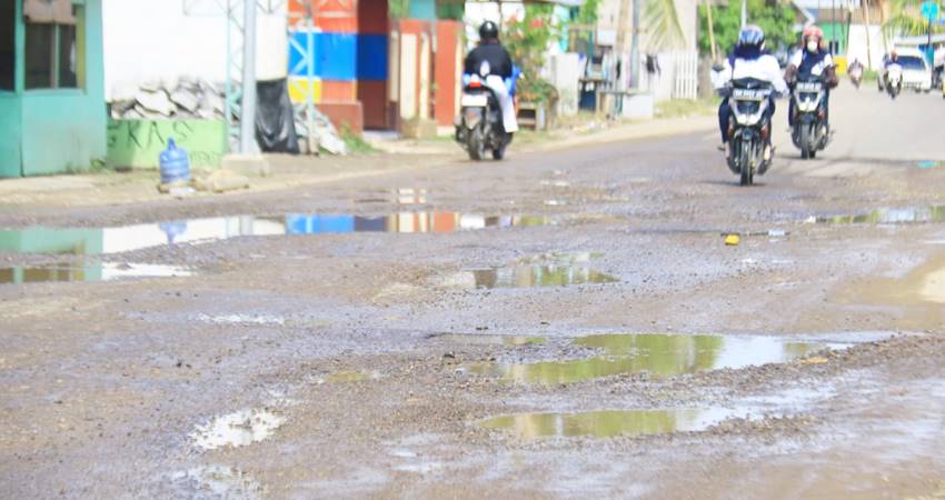 Kondisi jalan di Kecamatan Duhiadaa saat ini makin rusak parah. (F. Zulkifli Tampolo/ Gorontalo Post)