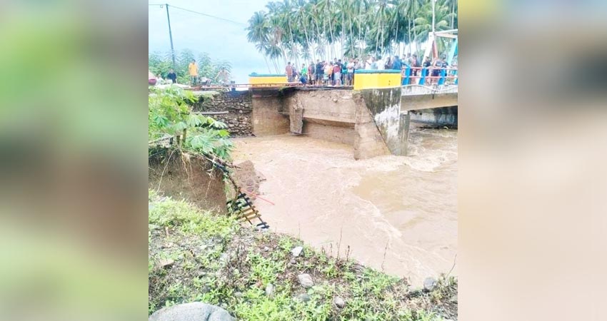 Kondisi jembatan di Desa Monano, Kecamatan Bone, Kabupaten Bone Bolango ambruk diterjang banjir, Sabtu (22/06/2024). (Foto: Facebook).