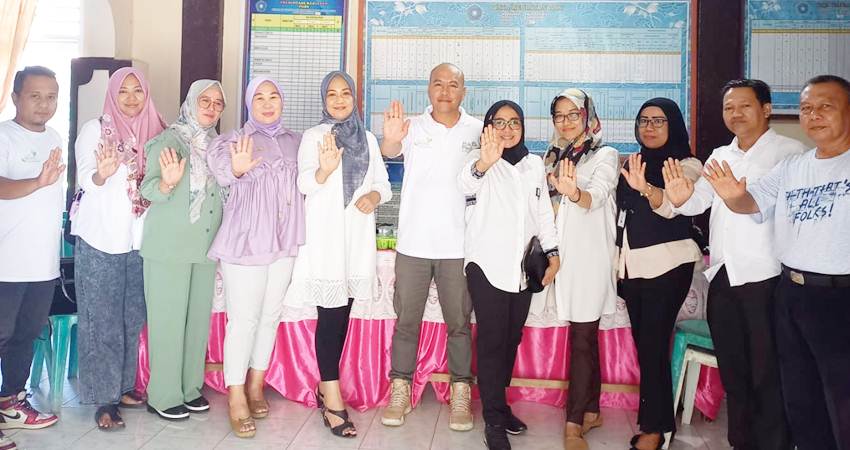 Foto bersama Anggota KKAD Dekot bersama aparat Pemerintah Desa saat melakukan kunjungan, (F. Istimewa)