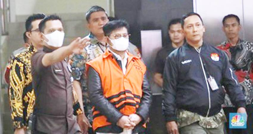 KPK saat menahan Mantan Gubernur Sulawesi Selatan, Syahrul Yasin Limpo dengan diborgol karena terkait dugaan korupsi. (foto : istimewa)