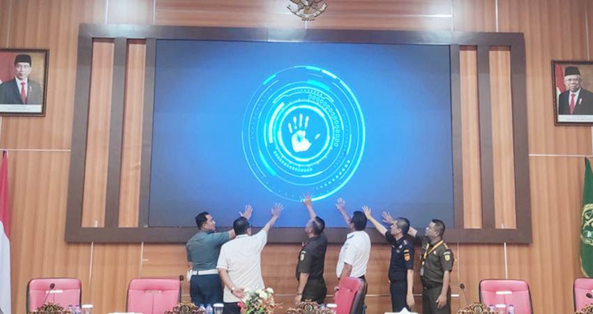 Kajati Gorontalo Purwanto Joko Irianto saat melaunching aplikasi Sibenmapel di aula Kejati Gorontalo, Selasa (4/6/2024). (Foto: Roy/Gorontalo Post).