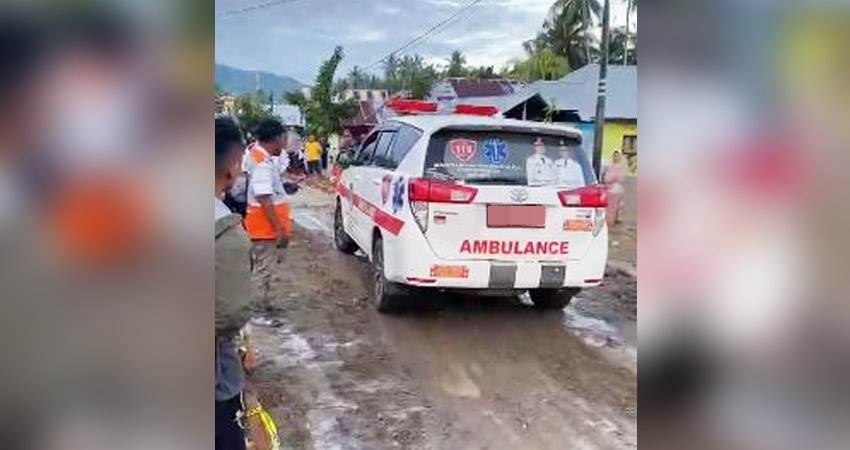 Kendaraan berupa mobil dan motor yang saat ini sudah bisa melintas di jalan amblas di dekat jembatan Desa Monano Kecamatan Bone Kabupaten Bone Bolango, Senin (24/6).