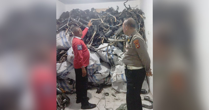 Kurang lebih 1.000 knalpot brong, berhasil disita oleh Satuan Lalu Lintas Polresta Gorontalo Kota saat pelaksanaan operasi lalu lintas. (F. Natha/ Gorontalo Post)